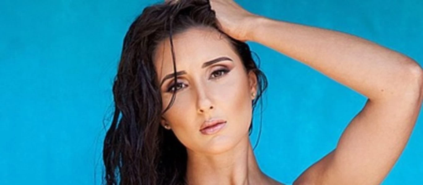 Εξαγριωμένη αεροσυνοδός έκανε παρατήρηση σε επιβάτιδα για το... προκλητικό της μπούστο (φώτο)